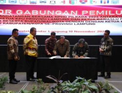 Ketua KPU dan Ketua Bawaslu Lampung, Gubernur Menyaksikan Teken (NPHD) Pilkada 2024