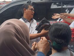 DPR RI Fraksi PDIP Sonny T. Danaparamita Bagi – bagi Ribuan Kaos Bergambar Ganjar Pranowo di Pasar Rogojampi