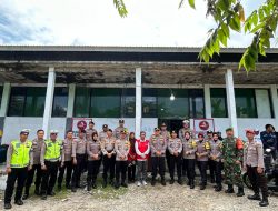 Kapolres Lamsel perhatikan kesehatan petugas saat Pantau Pleno Tingkat PPK