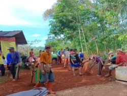 Kepala Pekon Airnaningan Bersama Warganya Giat Jum’at Bersih di TPU Talang 20