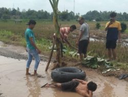 Kesal Jalan Tak Kunjung Diperbaiki, Warga Karang Pucung Tanami Pohon Pisang