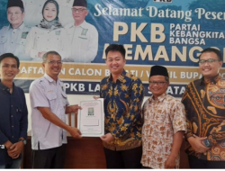 Tantang Petahana, Akbar Bintang Serahkan Berkas Cabup Lamsel ke PKB dan PAN