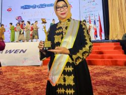 Rektor UMITRA, Armalia Reny, Menerima Penghargaan Internasional