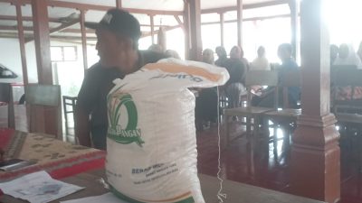 225 KPM Balerejo Tulungagung Terima Beras Bantuan