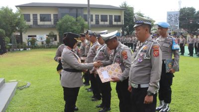 Kapolresta Cirebon Pimpin Apel Jam Pimpinan dan Pemberian Penghargaan Kepada Personil Berprestasi