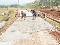 Permudah Akses Ekonomi, Pemdes Badran Bangun Rehabilitasi Pengerasan Jalan Desa