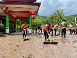 Tim SAR Satuan Brimob Polda Lampung Turun Membersihkan Rumah Warga dan Sekolah Yang Terdampak Banjir