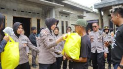 Polda Lampung dan Mahasiswa Gelar Baksos, Polwan Turun Langsung Bantu Korban Banjir di Pesawaran