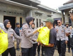 Polda Lampung dan Mahasiswa Gelar Baksos, Polwan Turun Langsung Bantu Korban Banjir di Pesawaran