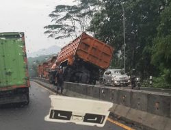 Sopir Diduga Ngantuk, Truk Tronton Alami Kecelakaan Tunggal di Secang Magelang