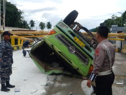 Truk Bermuatan Sagu Terguling di Pelabuhan Bakauheni