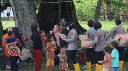 Di Pengungsian Banjir Polwan Lamsel Berbagi Keceriaan dengan Anak-Anak