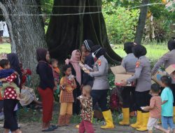 Di Pengungsian Banjir Polwan Lamsel Berbagi Keceriaan dengan Anak-Anak