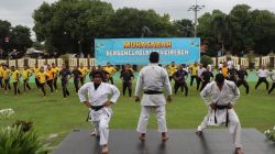 Personel Dalmas Polresta Cirebon Latihan Bela Diri Karate untuk Tingkatkan Kemampuan