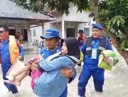 Gabungan Polairud Polda Lampung dan Polres Lamsel Evakuasi Warga Terdampak Banjir