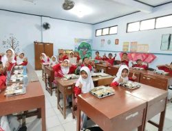 Babinsa Koramil 09/Pituruh Dampingi Pembagian Makan Bergizi Gratis