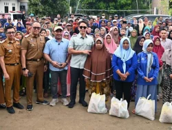 Pj Sekda Lamsel Dampingi Bupati Terpilih Salurkan Bantuan Untuk Korban Banjir di Sragi