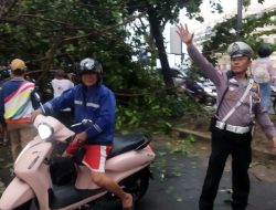 Hujan Deras Disertai Angin Kencang Terjang Bandar Lampung, Polda Lampung Imbau Warga Waspada