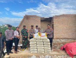 Kapolres Lamsel Beri Bantuan kepada Janda Sebatang Kara Korban Angin Kencang di Jati Agung