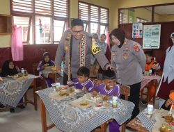 Polres Lamsel Gelar Program “Jumat Berkah” dengan Makan Bergizi Gratis untuk Anak Sekolah