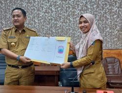 Thomas Amirico,S.STP.MH Secara Resmi Menyerahkan Tugas Kepada Luluk Tantri Elvandari Sebagai Plt Sekretaris DPRD Lamsel 