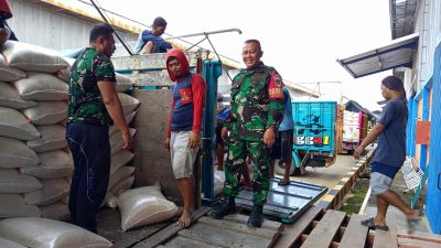 Babinsa Larangan Monitoring Pengadaan Stok Beras Lokal di Gudang Bulog Kota Cirebon