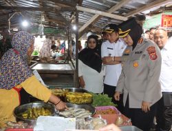 Kapolresta Cirebon Bersama Forkopimda Sidak Harga Bapokting di Pasar Sumber