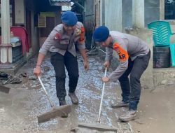 Quick Respons Tim SAR Satbrimob Polda Lampung, Evakuasi dan Bersihkan Rumah Warga Terdampak Banjir