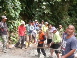Antusias Masyarakat Bergotong Royong di Jalan Pekon Gunung Sugih