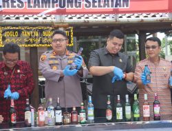 Polres Lamsel Musnahkan Ratusan Botol Miras Jelang Ramadhan