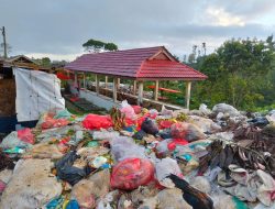 Tumpukan Sampah di Pasar Betung Sekincau Sampai mengeluarkan Bau Busuk Kapan Mau Diangkut