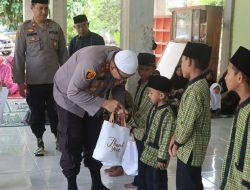 Polres Lamsel dan Bhayangkari Bagikan Takjil Gratis untuk Santri di Bulan Ramadan