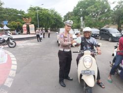 Dibulan Ramadan, Satlantas Polres Lamsel Edukasi Tertib Lalu Lintas dan Bagikan Takjil