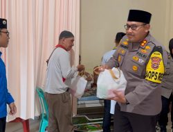 Kapolres Lamsel Bersama Mahasiswa Bagikan Takjil untuk Pasien di RS Bob Bazar