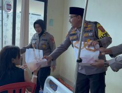 Kapolres Bersama Mahasiswa Bagikan Takjil untuk Pasien di RS Bob Bazar