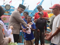 Polres Lamsel Silaturahmi Kepada Nelayan Dermaga Bom Kalianda dan Berbagi Takjil