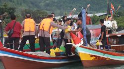 Polisi Berbagi Takjil di Tengah Laut Dengan Nelayan Keramat Ketapang