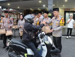 Merajut Kebersamaan, Polres Tulungagung Bersama Kodim 0807 Bagikan Takjil kepada Warga