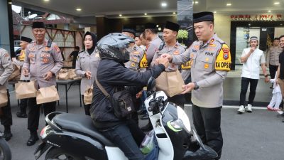 Merajut Kebersamaan, Polres Tulungagung Bersama Kodim 0807 Bagikan Takjil kepada Warga