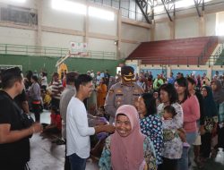 Kapolres Tulungagung Meninjau Pengamanan Pembagian 3.000 Paket Zakat Mal K-Cunk Motor di GOR Lembupeteng