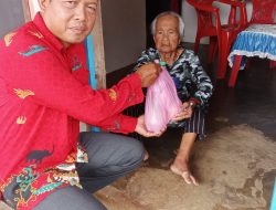 Kepala Desa Pampang Tangguk Jaya Bagikan THR kepada Warga