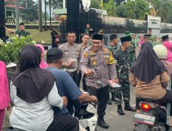 TNI Polri Bagikan Takjil di depan Makodim 0421/LS