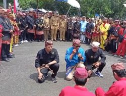 Hari Pertama Bupati Lamsel Radityo Egi Pratama, Disambut Prosesi Adat Lampung