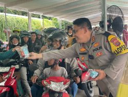 Polisi Sambangi Pemudik Roda Dua, Bagikan Susu dan Eskrim untuk Anak