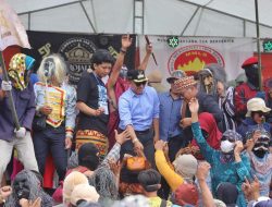 Bupati Parosil Mabsus Hipnotis Ratusan Sekura Dengan Lagu Layau.