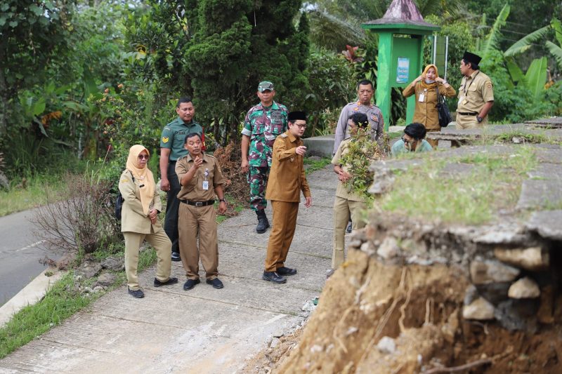 Wabup Dion Agasi Setiabudi monitoring sejumlah titik longsor di Kecamatan Kaligesing (Ist)