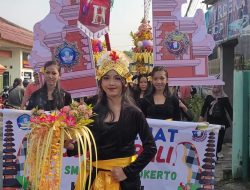 Ratusan Warga SMPN 5 Purwokerto Ikuti Jalan Sehat Bertema Budaya Nusantara