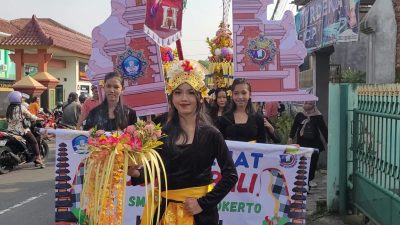 Ratusan Warga SMPN 5 Purwokerto Ikuti Jalan Sehat Bertema Budaya Nusantara