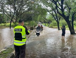 Kapolres Lamsel Tinjau Luapan Air di Kalianda, Himbau Warga Waspada
