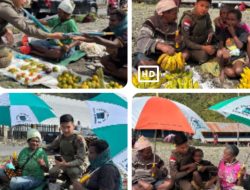 Senyum Mama-Mama Papua Saat Bripda. Rafly Personel Ops Damai Cartenz-2025 Ulurkan Payung